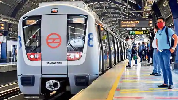 Girl travels in Delhi Metro wearing bikini, photo-video viral; such comments came