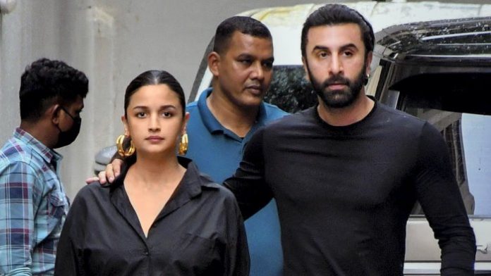 Ranbir Kapoor furious over Alia Bhatt's private photos being leaked, security increased at home Ranbir Kapoor furious over Alia Bhatt's private photos being leaked, security increased at home
